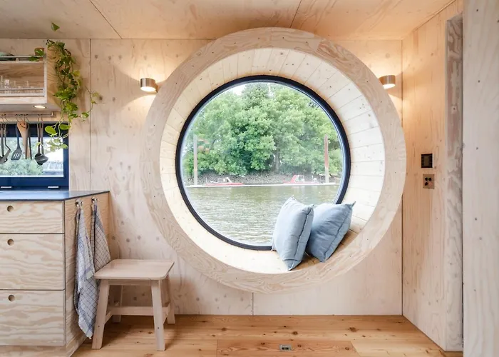 Botel Hausboot Ahoi Hochwertiges Hausboote Mit Grosser Terrasse Und Kamin