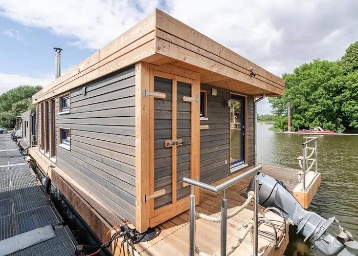 Hausboot Ahoi Hochwertiges Hausboote Mit Grosser Terrasse Und Kamin Botel Hamburg